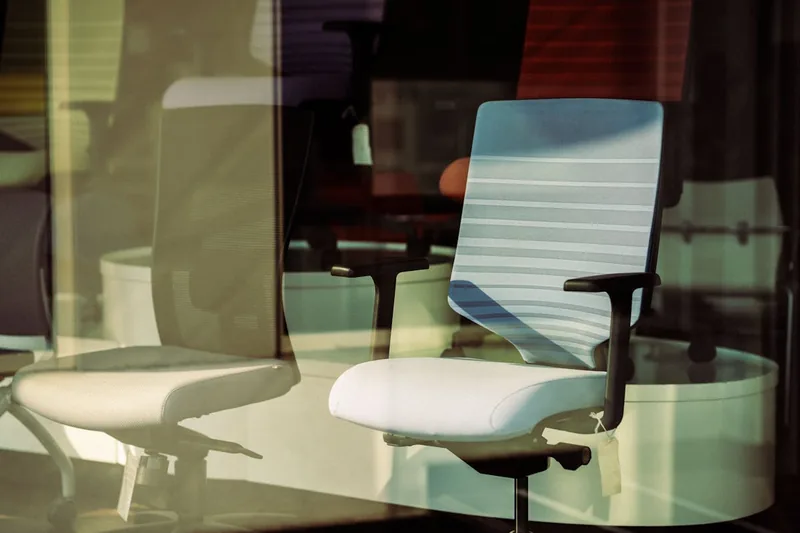 Ein moderner, ergonomischer Bürostuhl in der Totale, freigestellt für einen Testbericht.