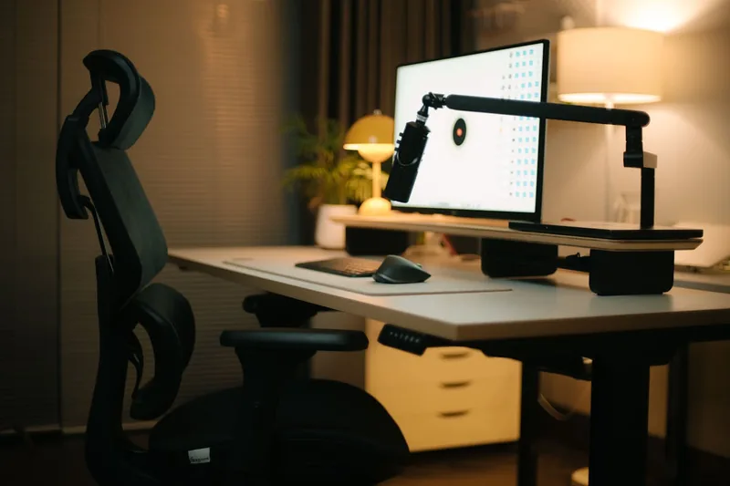 Nahaufnahme der Lendenwirbelstütze eines ergonomischen Bürostuhls, die Anpassungsmöglichkeiten zeigt.
