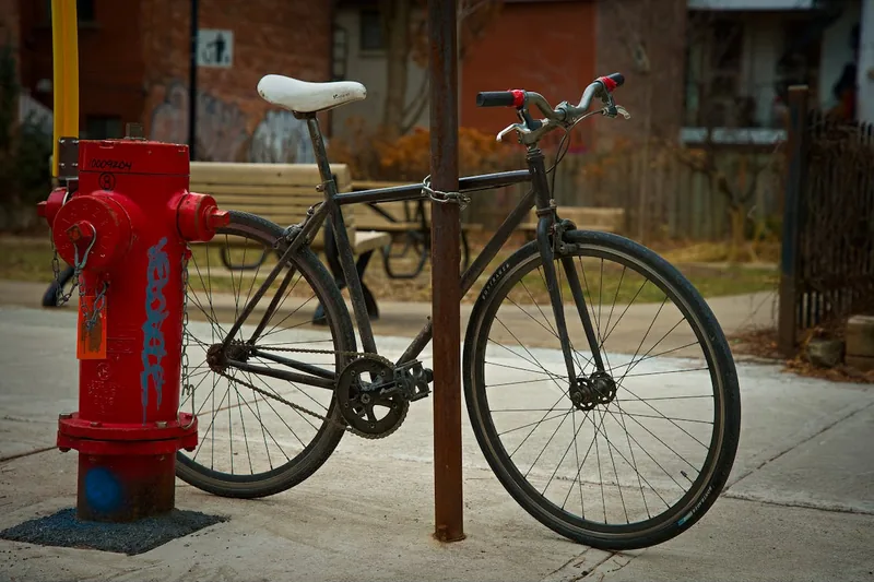 Hochwertiges Fahrradschloss in Detailansicht, ideal für sicheren Diebstahlschutz von Fahrrädern.