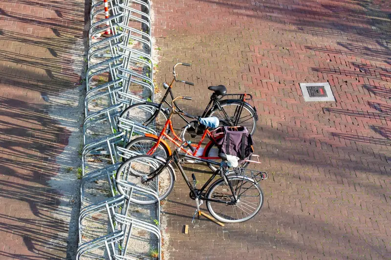 Mehrere Fahrräder sicher abgestellt in einer urbanen Umgebung, symbolisiert Diebstahlschutz im Alltag.