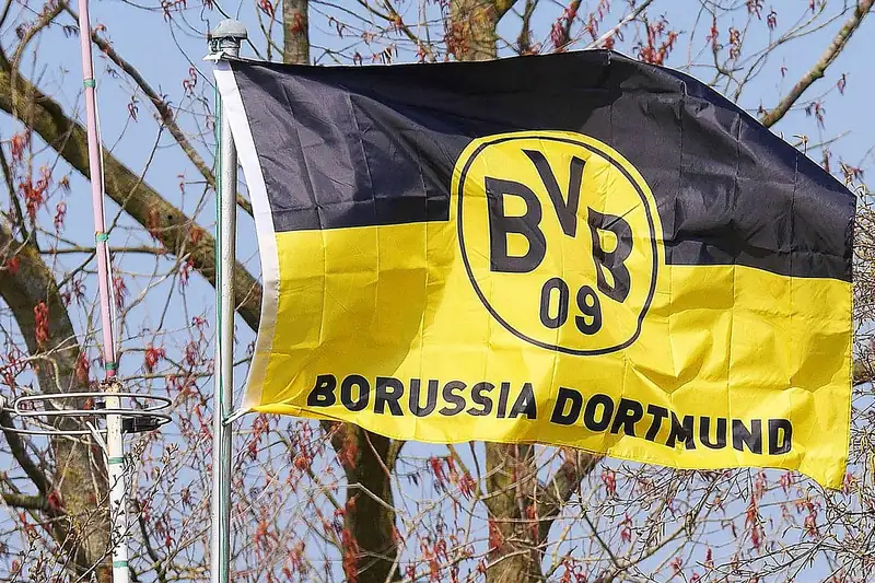 Hochwertige BVB-Fahne in Schwarz-Gelb, detailreich gefaltet für den Vergleichsartikel.