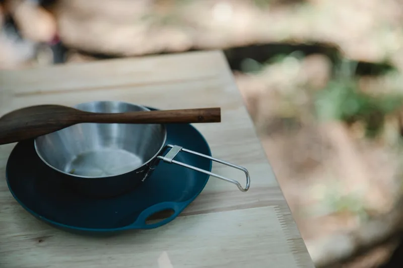 Nahaufnahme eines Edelstahltopfs, zeigt robuste Oberflächentextur von Camping Kochgeschirr.
