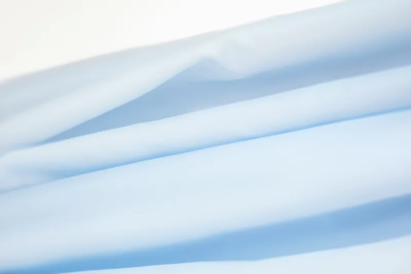 Nahaufnahme der wasserdichten Oberfläche einer Campingdecke, die die feine Textur und Robustheit des Materials hervorhebt.