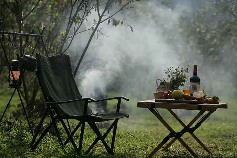 Detailaufnahme des robusten Aluminiumgestells und der widerstandsfähigen Stoffbespannung eines Campingstuhls.