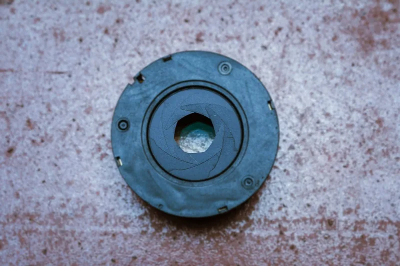 Detailaufnahme eines lichtstarken Objektivs einer Spiegelreflexkamera, das die Präzision der Mechanik zeigt.