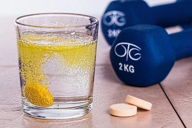 Ein Fitness-Setting nach dem Training, mit einem Protein-Shake und Sportausrüstung im Hintergrund.