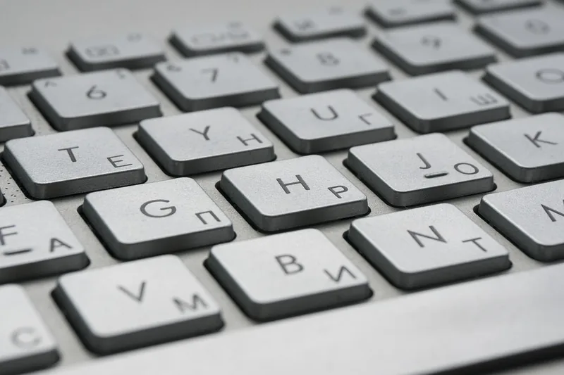 Nahaufnahme der Tastatur eines Chromebooks, die hochwertige Verarbeitung der Tasten zeigt.