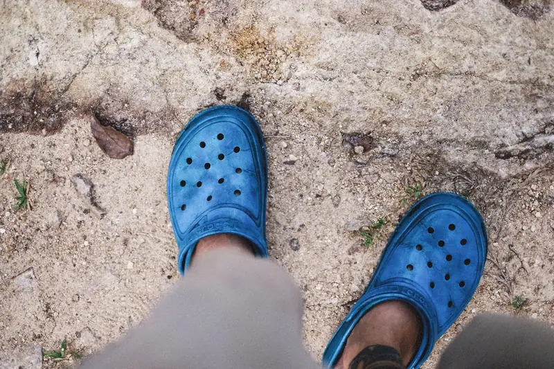 Entspannte Atmosphäre zu Hause mit bequemen Clogs, die Gemütlichkeit und Wohlbefinden ausstrahlen.