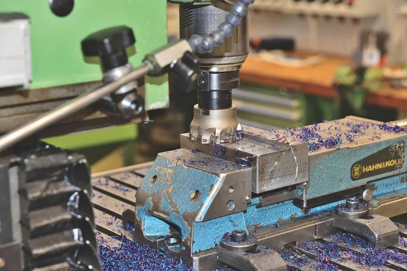 Ein aufgeräumter Werkstatt-Arbeitsplatz mit verschiedenen fertigen Werkstücken einer CNC Fräse.