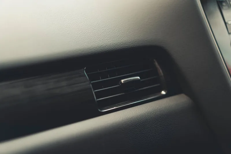 Nahaufnahme einer glänzenden Cockpit-Oberfläche, die Materialqualität nach der Cockpitspray-Anwendung hervorhebend.