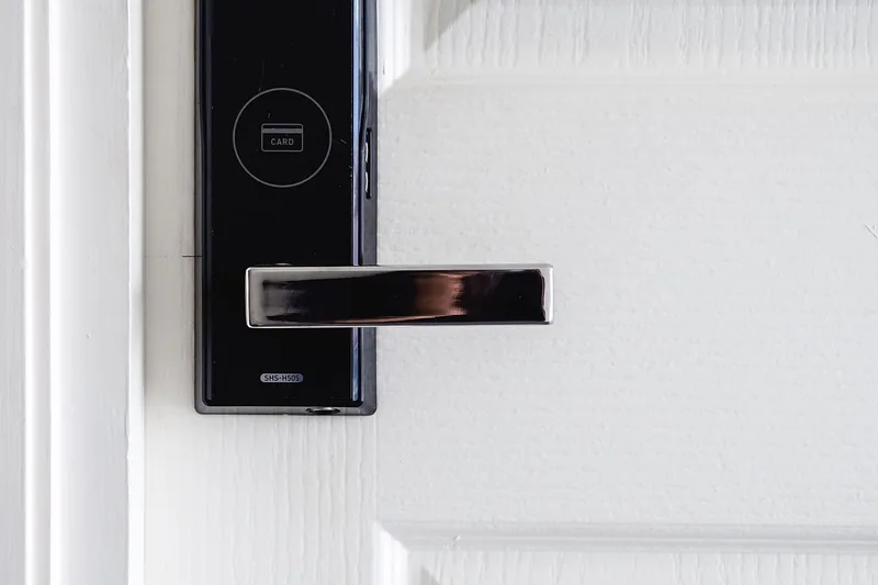 Moderner Hauseingang mit einem integrierten Codeschloss, das Smart-Home-Sicherheit symbolisiert.