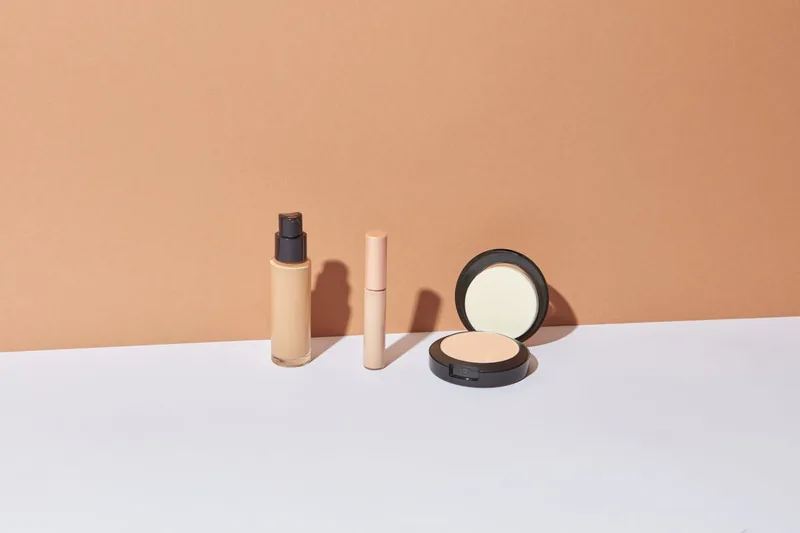 Hochwertiger Concealer im Tubenformat, professionell fotografiert auf weißem Hintergrund.