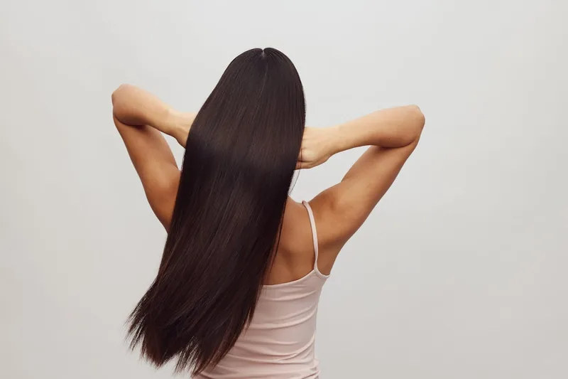 Glänzendes, gesundes Haar, das die Wirksamkeit von Conditioner und Haarpflege demonstriert.