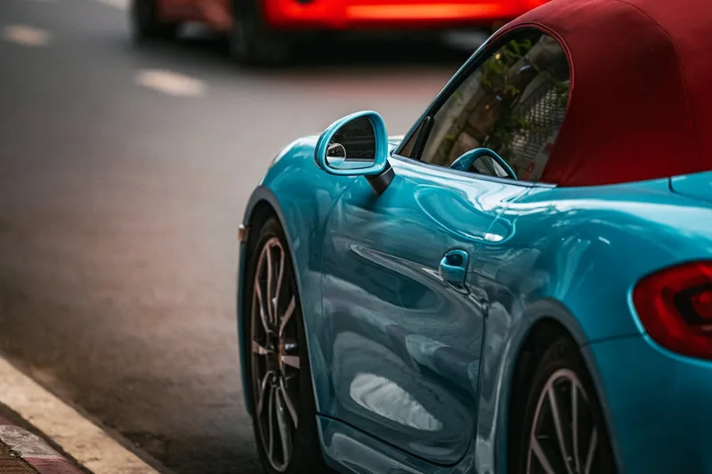 Ein modernes schwarzes Cabriolet von vorne, klar erkennbar, wie im Katalog präsentiert.
