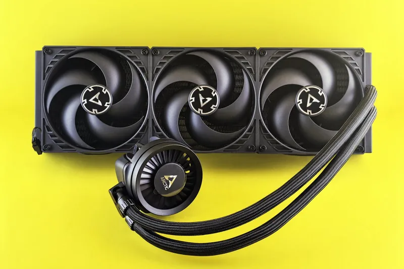 Eine moderne CPU-Wasserkühlung auf neutralem Hintergrund, bereit zur Installation.