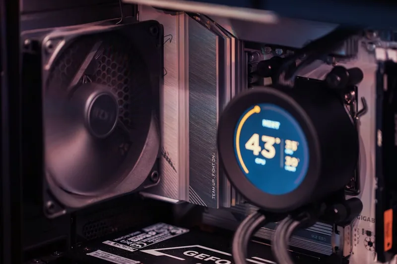 Nahaufnahme des CPU-Wasserkühlers: sichtbare Lamellen und Anschlüsse für Kühlflüssigkeit.
