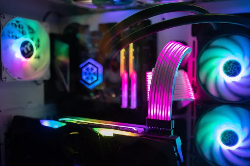 Eine Hand installiert vorsichtig einen CPU-Wasserkühler in ein offenes Computergehäuse.