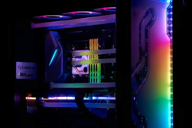 Modernes Gaming-Setup mit beleuchtetem PC, der eine effiziente CPU-Wasserkühlung nutzt.
