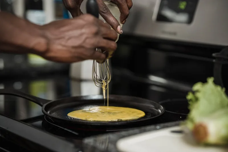 Hochwertige Crêpes-Pfanne aus Gusseisen auf neutralem Hintergrund, klar und detailliert dargestellt.