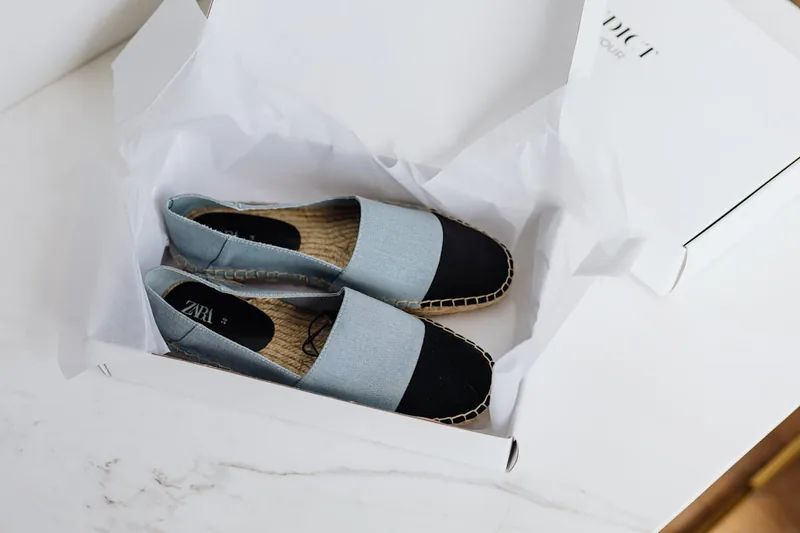 Ein Paar klassische Komfortschuhe auf neutralem Hintergrund, bereit zum Tragen und Entdecken.
