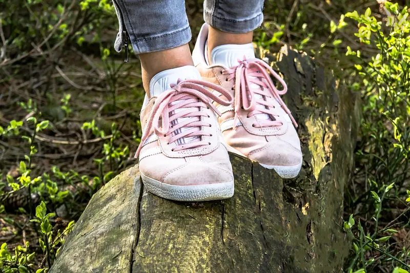 Eine Person trägt bequeme Komfortschuhe beim Spaziergang im Freien, symbolisiert Alltagskomfort.