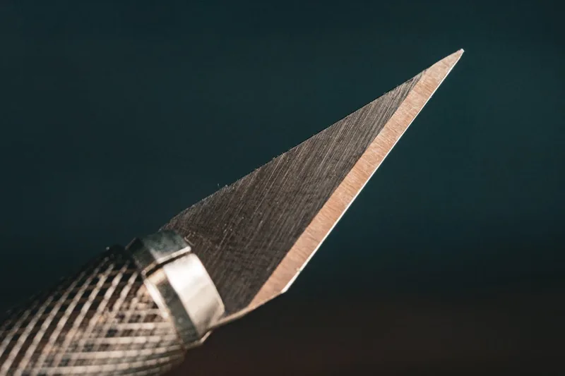 Detailansicht der scharfen Klinge und des robusten Klingenmechanismus eines Cuttermessers.