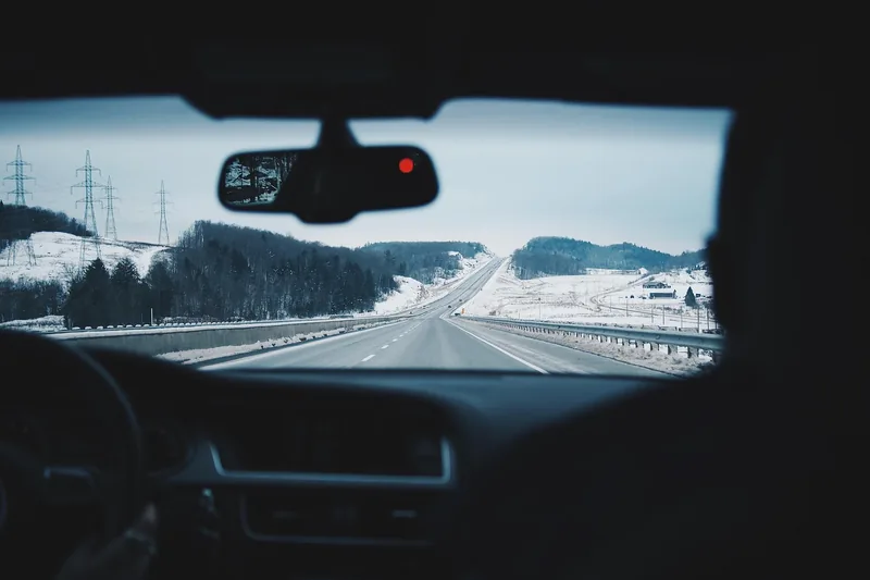 Nahaufnahme der hochwertigen 4K-Linse einer Dashcam, die für gestochen scharfe Videos sorgt.
