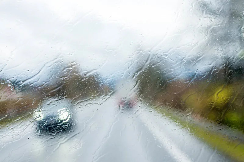 Blick aus dem Autoinneren auf die Straße, symbolisch für die Sicherheit durch eine 4K Dashcam.