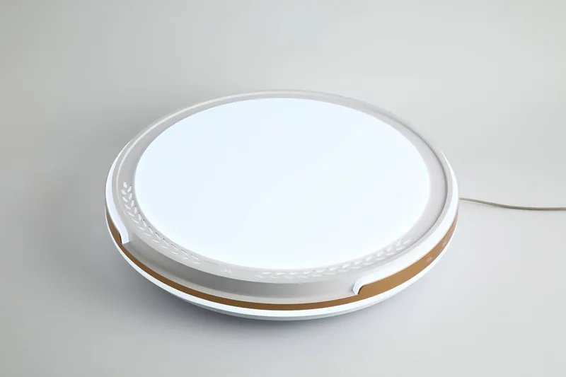 Eine moderne Bluetooth-Deckenleuchte von unten fotografiert, zeigt klares Design und integrierte Technologie.