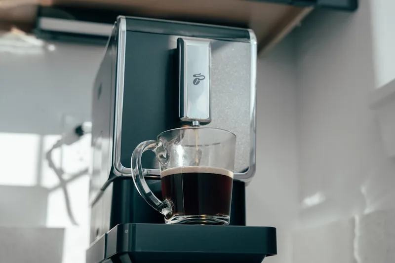 Ein hochwertiger Kaffeevollautomat auf weißem Hintergrund, bereit für den besten Espresso daheim.