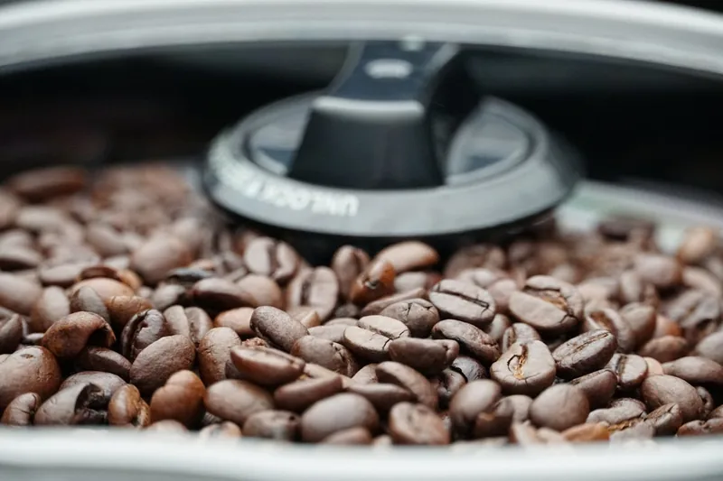 Nahaufnahme des Bohnenbehälters eines Kaffeevollautomaten, zeigt innovative Technologie und Design.