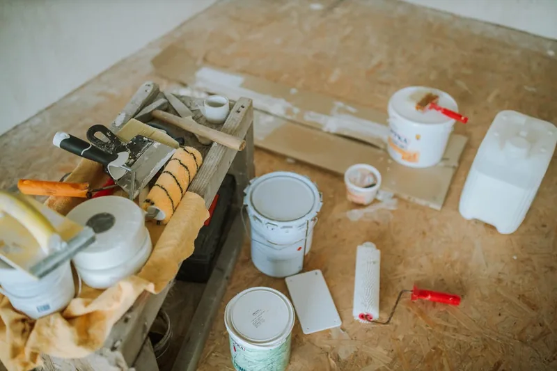 Glatt geschliffene Holzoberfläche eines Möbelstücks im Rahmen eines Heimwerkerprojekts.