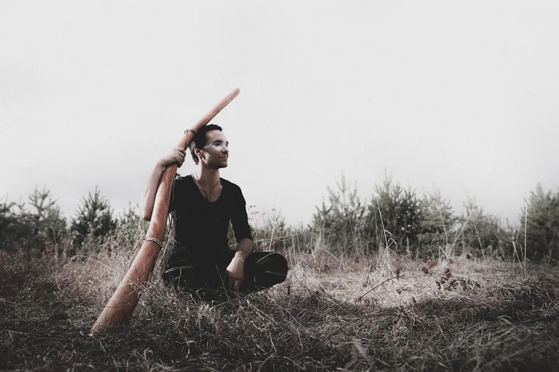 Ein einzelnes, handgefertigtes Didgeridoo aus Holz, klar erkennbar auf neutralem Hintergrund.