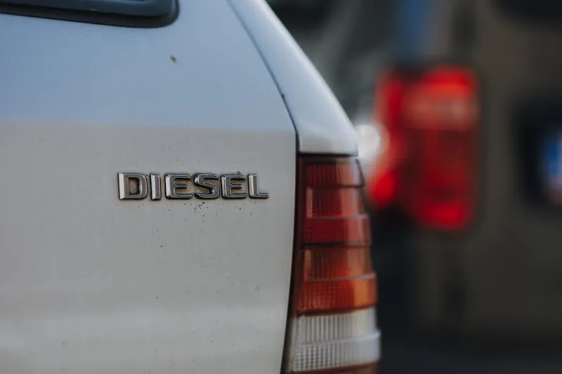 Nahaufnahme eines stark verrußten Diesel-Partikelfilter-Elements vor der Reinigung.