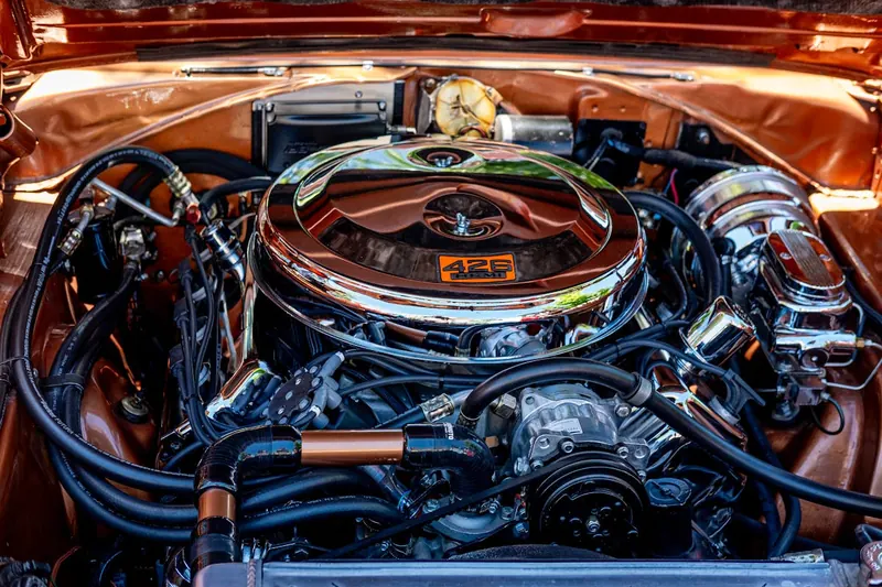 Ein sauberer Motorraum eines Dieselfahrzeugs, symbolisiert die optimale Funktion des Partikelfilters.