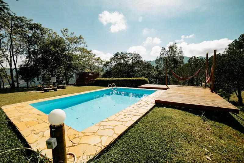 Ein strahlend sauberer, einladender Swimmingpool in einer idyllischen Gartenlandschaft, das perfekte Ergebnis.
