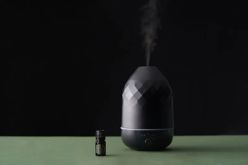 Moderne elektrische Duftlampe mit schlichtem Design auf weißem Hintergrund als Produktfoto.