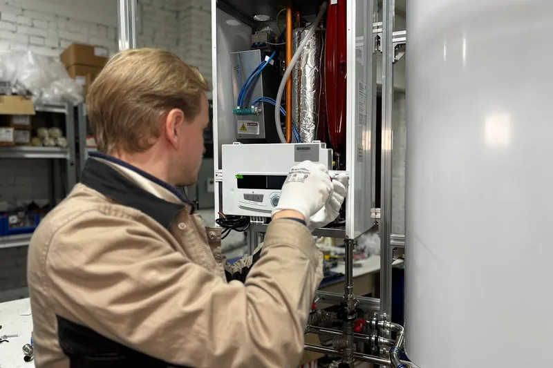 Moderner elektrischer Durchlauferhitzer im Fokus, bereit für die Installation.