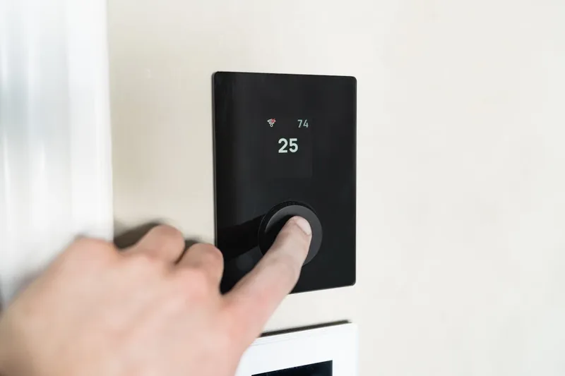 Nahaufnahme des digitalen Displays eines Durchlauferhitzers mit Temperatureinstellung.