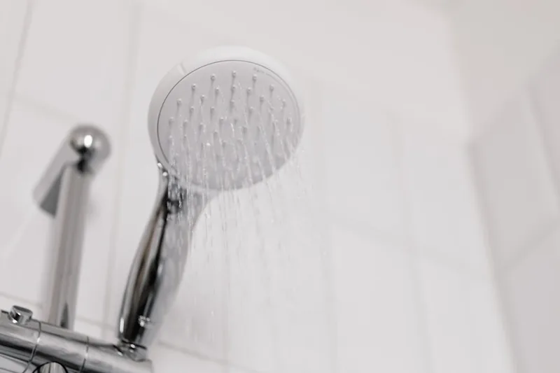 Ein moderner, glänzender Duschkopf in Nahaufnahme, bereit für das Badezimmer.