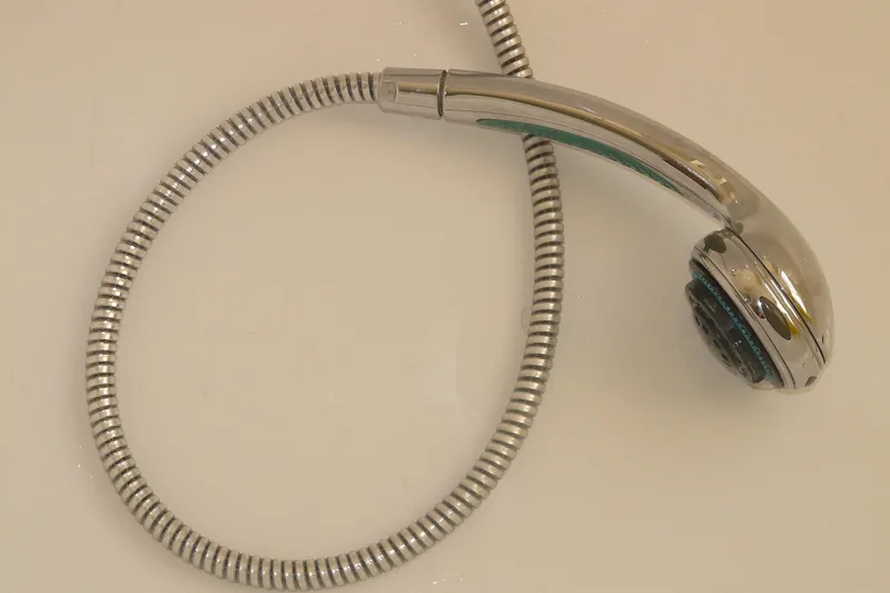 Moderner wassersparender Duschkopf vor neutralem Hintergrund, bereit für die Installation in Ihrem Bad.