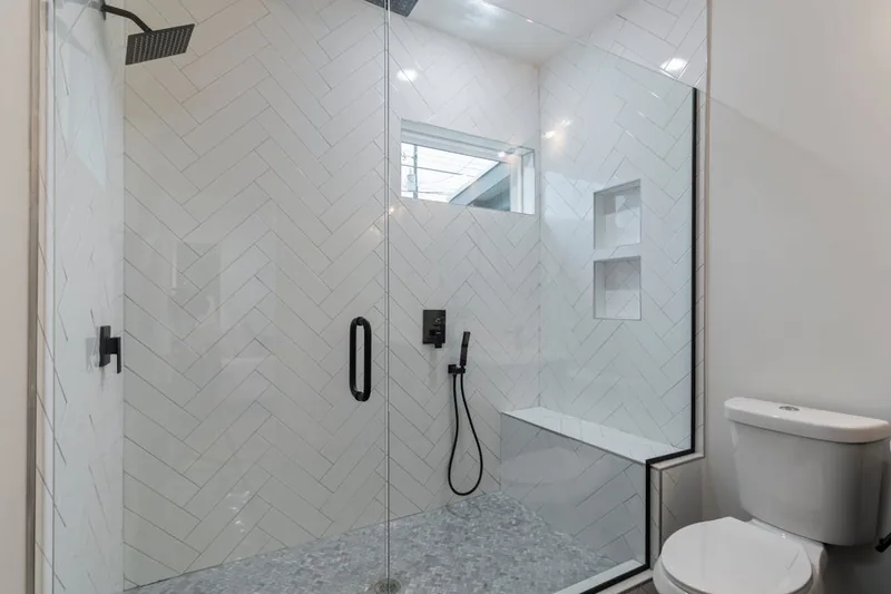 Modernes Badezimmer mit Dusche, das eine erfrischende und wassersparende Duschumgebung zeigt.