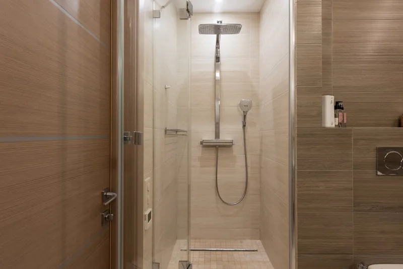 Stilvolle Duschwanne in einem modernen Badezimmer, ideal für einen atmosphärischen Einstieg in den Vergleich.