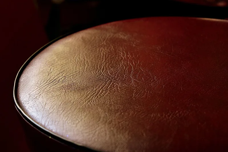 Detailaufnahme des Bezugsmaterials eines ergonomischen Bürostuhls.