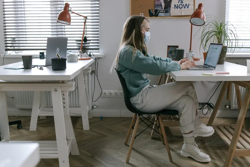 Eine Person nutzt einen ergonomischen Bürostuhl im Home-Office.
