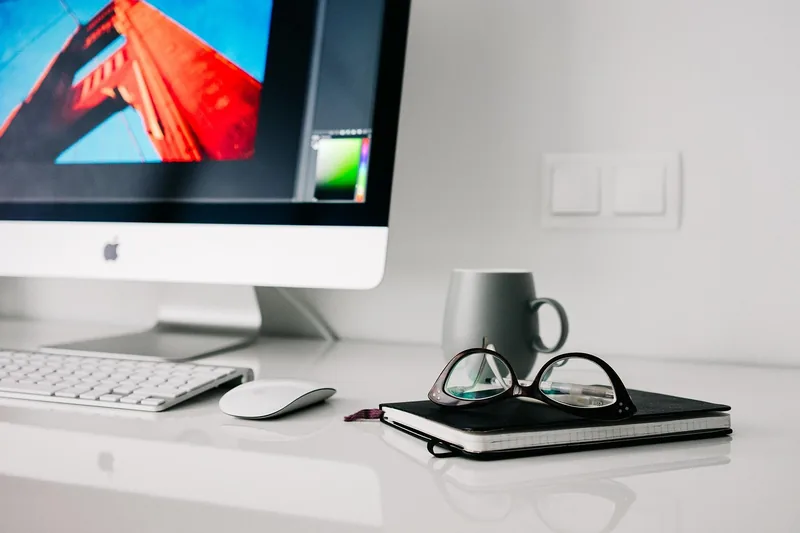 Ein stilvolles und produktives Home-Office mit Fokus auf Ergonomie.