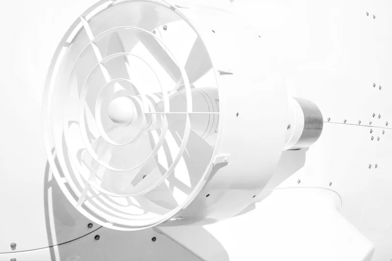 Ein eleganter, moderner Standventilator ohne sichtbare Rotorblätter, freigestellt und bereit zur Nutzung.