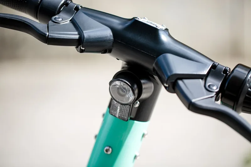 Nahaufnahme des Scheibenbremssystems eines E-Scooters, das für Sicherheit im Straßenverkehr sorgt.