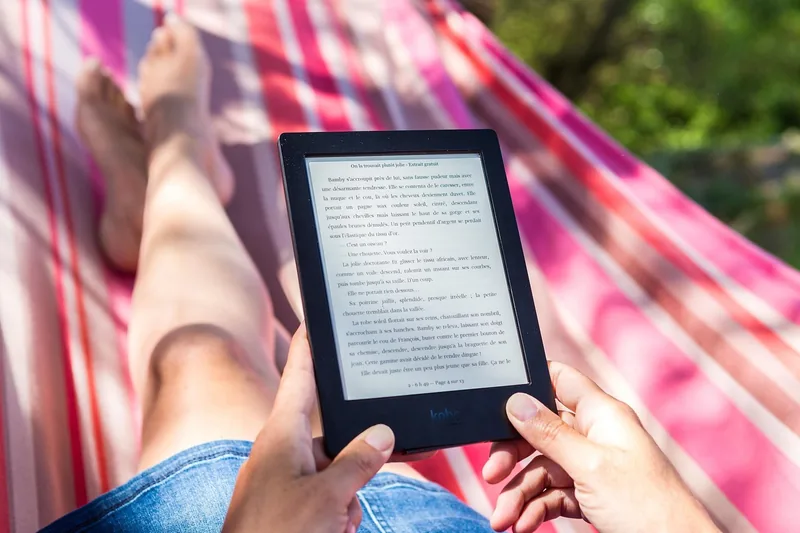 Ein modernes eBook Reader Gerät in minimalistischer, sauberer Ansicht auf weißem Hintergrund.