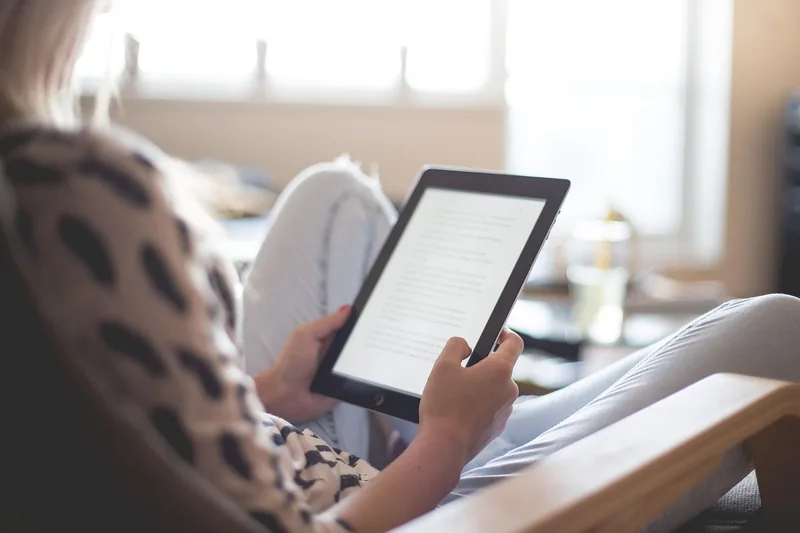 Detailaufnahme des entspiegelten Bildschirms eines eBook Readers mit sichtbarer Textur.